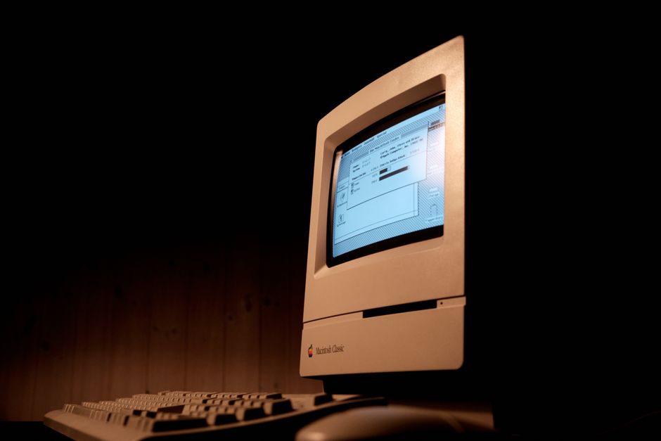microsoft comic chat open source: 1990s IRC chat interface on a desktop computer