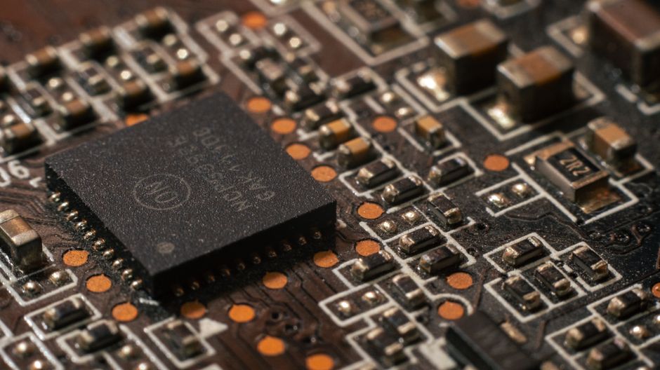 anthropic custom ai chip: Silicon wafer in a semiconductor foundry setting, representing Samsung Foundry manufacturing for custom AI chips.