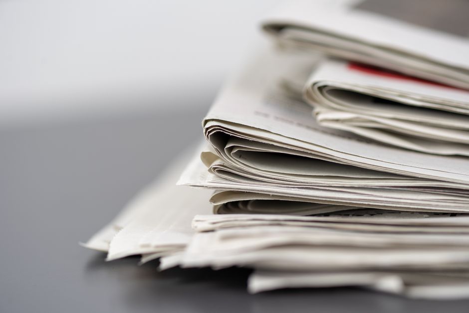 Romanian news website displayed on a laptop with digital advertisements visible around the article.